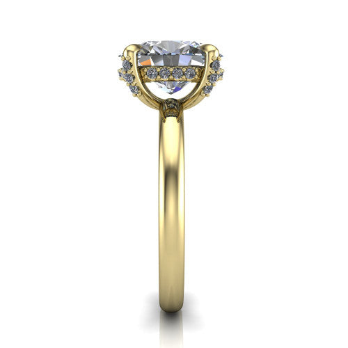 Alaia Oval Shape Classic Engagement Ring in 14K Yellow Gold